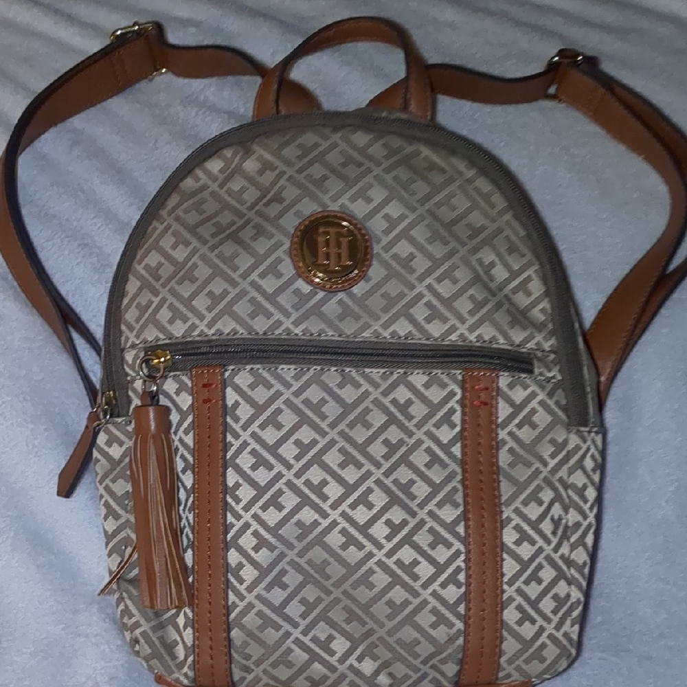 ✨🆕 ✨Tommy Hilfiger Gray and Brown Geometric Backpack - Picture 8 of 8